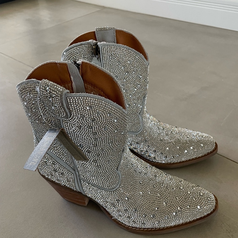 Dingo DI577 Silver Rhinestone Western Boots - Size 7.5M